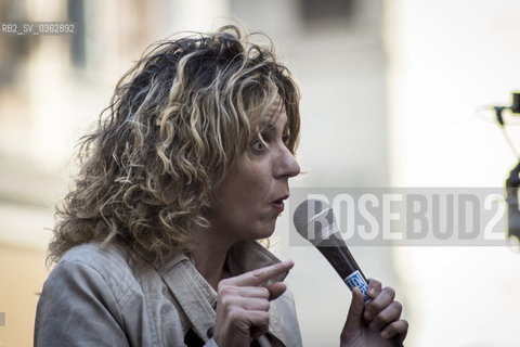 12 ottobre 2017 - Piazza di Montecitorio, Roma. La Senatrice Barbara Lezzi del Movimento 5 Stelle alla manifestazione del Movimento 5 Stelle contro lapprovazione in parlamento della Legge Elettorale denominata Rosatellum. © 2017 Sebastiano Vianello. / rosebud2