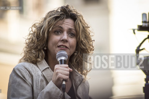 12 ottobre 2017 - Piazza di Montecitorio, Roma. La Senatrice Barbara Lezzi del Movimento 5 Stelle alla manifestazione del Movimento 5 Stelle contro lapprovazione in parlamento della Legge Elettorale denominata Rosatellum. © 2017 Sebastiano Vianello. / rosebud2