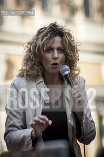 12 ottobre 2017 - Piazza di Montecitorio, Roma. La Senatrice Barbara Lezzi del Movimento 5 Stelle alla manifestazione del Movimento 5 Stelle contro lapprovazione in parlamento della Legge Elettorale denominata Rosatellum. © 2017 Sebastiano Vianello. / rosebud2