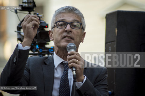 12 ottobre 2017 - Piazza di Montecitorio, Roma. Il Senatore Nicol Morra del Movimento 5 Stelle alla manifestazione del Movimento 5 Stelle contro lapprovazione in parlamento della Legge Elettorale denominata Rosatellum. ©Sebastiano Vianello/Rosebud2