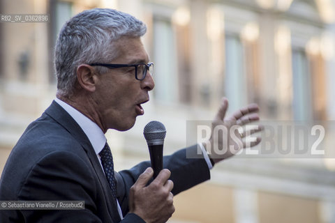 12 ottobre 2017 - Piazza di Montecitorio, Roma. Il Senatore Nicol Morra del Movimento 5 Stelle alla manifestazione del Movimento 5 Stelle contro lapprovazione in parlamento della Legge Elettorale denominata Rosatellum. ©Sebastiano Vianello/Rosebud2