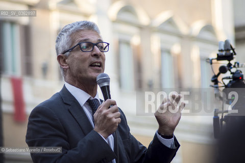 12 ottobre 2017 - Piazza di Montecitorio, Roma. Il Senatore Nicol Morra del Movimento 5 Stelle alla manifestazione del Movimento 5 Stelle contro lapprovazione in parlamento della Legge Elettorale denominata Rosatellum. ©Sebastiano Vianello/Rosebud2