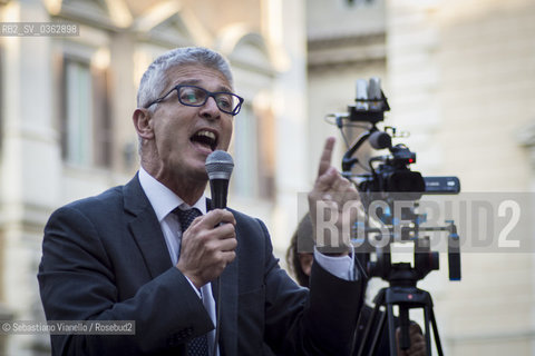 12 ottobre 2017 - Piazza di Montecitorio, Roma. Il Senatore Nicol Morra del Movimento 5 Stelle alla manifestazione del Movimento 5 Stelle contro lapprovazione in parlamento della Legge Elettorale denominata Rosatellum. ©Sebastiano Vianello/Rosebud2