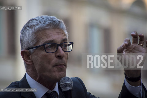 12 ottobre 2017 - Piazza di Montecitorio, Roma. Il Senatore Nicol Morra del Movimento 5 Stelle alla manifestazione del Movimento 5 Stelle contro lapprovazione in parlamento della Legge Elettorale denominata Rosatellum. ©Sebastiano Vianello/Rosebud2