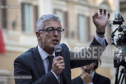 12 ottobre 2017 - Piazza di Montecitorio, Roma. Il Senatore Nicol Morra del Movimento 5 Stelle alla manifestazione del Movimento 5 Stelle contro lapprovazione in parlamento della Legge Elettorale denominata Rosatellum. ©Sebastiano Vianello/Rosebud2