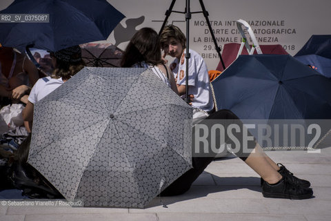 Lido di Venezia, 28 agosto 2018. Fan in attesa dei loro idoli sul red carpet della 75a Mostra del Cinema di Venezia.  ©Sebastiano Vianello/Rosebud2