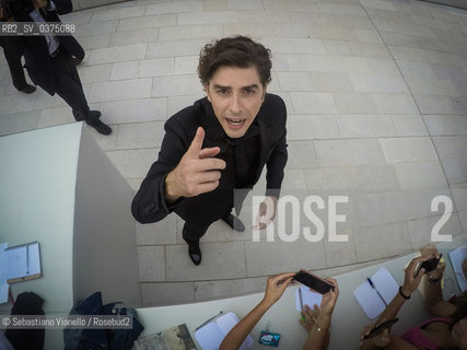 Lido di Venezia, 28 agosto 2018. Lattore Michele Riondino, padrino della 75a Mostra del Cinema di Venezia, firma autografi sul red carpet.  ©Sebastiano Vianello/Rosebud2