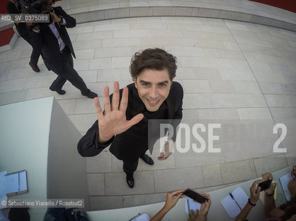 Lido di Venezia, 28 agosto 2018. Lattore Michele Riondino, padrino della 75a Mostra del Cinema di Venezia, firma autografi sul red carpet.  ©Sebastiano Vianello/Rosebud2