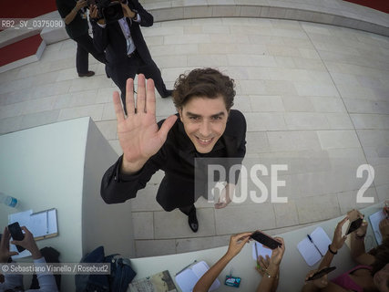 Lido di Venezia, 28 agosto 2018. Lattore Michele Riondino, padrino della 75a Mostra del Cinema di Venezia, firma autografi sul red carpet.  ©Sebastiano Vianello/Rosebud2