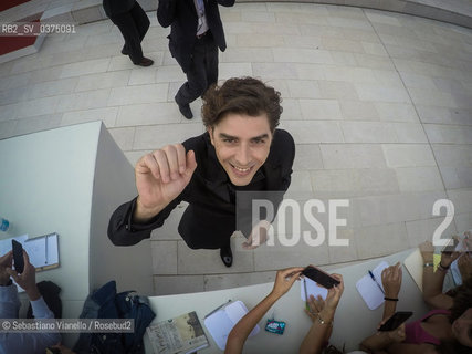 Lido di Venezia, 28 agosto 2018. Lattore Michele Riondino, padrino della 75a Mostra del Cinema di Venezia, firma autografi sul red carpet.  ©Sebastiano Vianello/Rosebud2