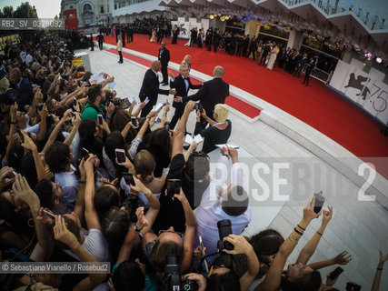 Lido di Venezia, 28 agosto 2018. Lattore Christoph Waltz firma autografi sul red carpet ella 75a Mostra del Cinema di Venezia.  ©Sebastiano Vianello/Rosebud2