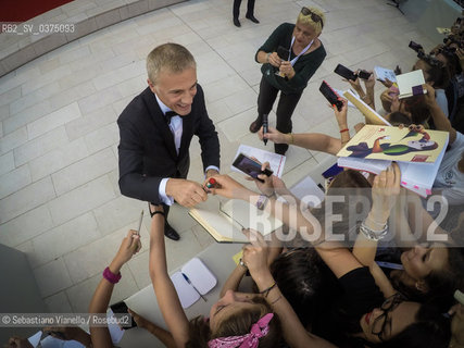 Lido di Venezia, 28 agosto 2018. Lattore Christoph Waltz firma autografi sul red carpet ella 75a Mostra del Cinema di Venezia.  ©Sebastiano Vianello/Rosebud2