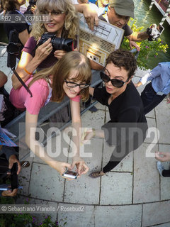 Lido di Venezia, 30 agosto 2018. Lattrice ingleseOlivia Colman, tra gli interpreti del film The Favourite, in concorso alla 75a Mostra del Cinema di Venezia, concede un selfie ad una fan.  ©Sebastiano Vianello/Rosebud2