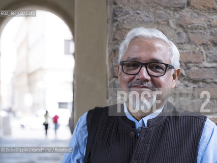 Ferrara, settembre 2017. Il giornalista e antropologo indiano Amitav Ghosh ospite al Festival di Internazionale. Il suo ultimo libro è “La grande cecità: il cambiamento climatico e l’impensabile” (Neri Pozza 2017)...Ferrara, september 2017. The Indian journalist, author and anthropologist Amitav Ghosh attends Internazionale Festival. His last book is “The great derangement: climate change and the unthinkable” (University Of Chicago Press 2016).
 ©Giulia Rizzini/KartuPhoto/Rosebud2