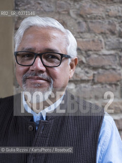 Ferrara, settembre 2017. Il giornalista e antropologo indiano Amitav Ghosh ospite al Festival di Internazionale. Il suo ultimo libro è “La grande cecità: il cambiamento climatico e l’impensabile” (Neri Pozza 2017)...Ferrara, september 2017. The Indian journalist, author and anthropologist Amitav Ghosh attends Internazionale Festival. His last book is “The great derangement: climate change and the unthinkable” (University Of Chicago Press 2016).
 ©Giulia Rizzini/KartuPhoto/Rosebud2