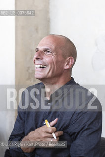 Mantova, Settembre 2018. Leconomo greco Yanis Varoufakis ospite a festivaletteratura 2018 per presentare il suo nuovo libro Adulti nella stanza. La mia battaglia contro lestablishment dellEuropa (la nave di teseo, 2018). Mantua, september 2018. The greek economist Yanis Varoufakis attends festivaletteratura 2018 to present his new book Adulti nella stanza. La mia battaglia contro lestablishment dellEuropa (la nave di teseo, 2018). ©Luca Righi/KartuPhoto/Rosebud2