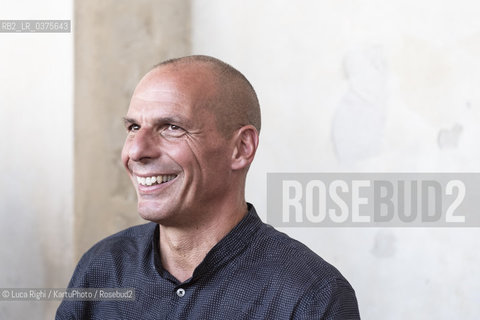 Mantova, Settembre 2018. Leconomo greco Yanis Varoufakis ospite a festivaletteratura 2018 per presentare il suo nuovo libro Adulti nella stanza. La mia battaglia contro lestablishment dellEuropa (la nave di teseo, 2018). Mantua, september 2018. The greek economist Yanis Varoufakis attends festivaletteratura 2018 to present his new book Adulti nella stanza. La mia battaglia contro lestablishment dellEuropa (la nave di teseo, 2018). ©Luca Righi/KartuPhoto/Rosebud2