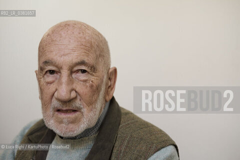 Mantova, Italia, Ottobre 2019. Il grande fotografo Gianni Berengo Gardin festeggia i suoi 89 anni girando lItalia per presentare i suoi ultimi lavori tra cui quello dedicato alle grandi navi nella laguna di Venezia. Tra i suoi lavori più celebri ricordiamo Morire di Classe, le collaborazioni con Touring Club e Olivetti, il suo libro su Venezia Venise des Saisons, Scanno, Zingari e Un Paese ventanni dopo (che ripercorre il lavoro di Strand a Suzzara). Mantua, Italy, October 2019. The italian photographer Gianni Berengo Gardin celebrates his 89th birthday touring Italy to introduce his last works such as Big Ships in the Venice Lagune. ©Luca Righi/KartuPhoto/Rosebud2