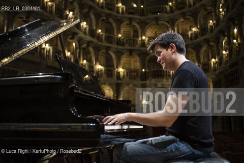 Mantova, Italia, Settembre 2020. Il pianista James Baillieu partecipa a Trame Sonore 2020. Descritto dal Daily Telegraph come “in una classe a sé stante”, James Baillieu è stato il vincitore del concorso Wigmore Hall Song, Das Lied International Song Competition, Kathleen Ferrier e Richard Tauber Competitions. Nel 2012 ha ricevuto la Borletti-Buitoni Trust Fellowship e il Geoffrey Parsons Memorial Trust Award. Nel 2016 è stato selezionato per il premio Outstanding Young Artist Award della Royal Philharmonic Society. ..James Baillieu ha tenuto recital da solista e da camera in tutta Europa e oltre. Collabora con una vasta gamma di cantanti e strumentisti tra cui Lawrence Power, Jack Liebeck, Elias and Heath Quartets, Ian Bostridge, Dame Kiri te Kanawa, Annette Dasch, Markus Werba e Catherine Wyn Rogers. Le sedi dove si esibisce includono Wigmore Hall, Concertgebouw Amsterdam, Berlin Konzerthaus, Vienna Musikverein, Barbican Centre London, Wiener Konzerthaus, Cologne Philharmonie e Laeiszhalle Hamburg. Tra i festival cui ha preso parte si annoverano Festpillene i Bergen, Spitalfields, Aldeburgh, Cheltenham, Bath, City of London, Aix-en-Provence, Verbier, St Magnus, Derry, Norfolk & Norwich e Brighton Festivals. Come solista, è apparso con l’Ulster Orchestra, la English Chamber Orchestra e la Wiener Kammersymphonie. ..Programmatore innovativo, James Baillieu ha già curato una serie di progetti, tra cui serie per il Brighton Festival, Wigmore Hall, BBC Radio 3, Verbier Festival, Bath International Festival e Perth Concert Hall. ©Luca Righi/KartuPhoto/Rosebud2