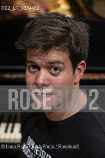 Mantova, Italia, Settembre 2020. Il pianista James Baillieu partecipa a Trame Sonore 2020. Descritto dal Daily Telegraph come “in una classe a sé stante”, James Baillieu è stato il vincitore del concorso Wigmore Hall Song, Das Lied International Song Competition, Kathleen Ferrier e Richard Tauber Competitions. Nel 2012 ha ricevuto la Borletti-Buitoni Trust Fellowship e il Geoffrey Parsons Memorial Trust Award. Nel 2016 è stato selezionato per il premio Outstanding Young Artist Award della Royal Philharmonic Society. ..James Baillieu ha tenuto recital da solista e da camera in tutta Europa e oltre. Collabora con una vasta gamma di cantanti e strumentisti tra cui Lawrence Power, Jack Liebeck, Elias and Heath Quartets, Ian Bostridge, Dame Kiri te Kanawa, Annette Dasch, Markus Werba e Catherine Wyn Rogers. Le sedi dove si esibisce includono Wigmore Hall, Concertgebouw Amsterdam, Berlin Konzerthaus, Vienna Musikverein, Barbican Centre London, Wiener Konzerthaus, Cologne Philharmonie e Laeiszhalle Hamburg. Tra i festival cui ha preso parte si annoverano Festpillene i Bergen, Spitalfields, Aldeburgh, Cheltenham, Bath, City of London, Aix-en-Provence, Verbier, St Magnus, Derry, Norfolk & Norwich e Brighton Festivals. Come solista, è apparso con l’Ulster Orchestra, la English Chamber Orchestra e la Wiener Kammersymphonie. ..Programmatore innovativo, James Baillieu ha già curato una serie di progetti, tra cui serie per il Brighton Festival, Wigmore Hall, BBC Radio 3, Verbier Festival, Bath International Festival e Perth Concert Hall. ©Luca Righi/KartuPhoto/Rosebud2