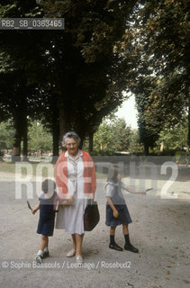 1983, France --- Psychoanalyst Francoise Dolto with Children --- Image by  ©Sophie Bassouls/Leemage/Rosebud2