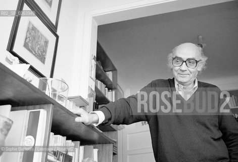 22 Feb 1991, Lisbon, Portugal --- Writer Jose Saramago Leaning on Bookshelf  ©Sophie Bassouls/Leemage/Rosebud2