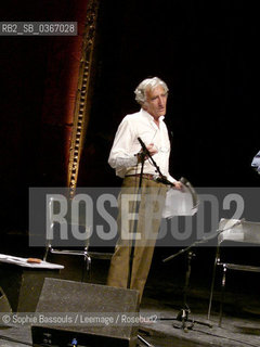 Serge Rezvani chante ses chansons accompagne a la guitare pae Amaury Canovas-Filliard (Canauvas Filliard), 14 juin 2004  ©Sophie Bassouls/Leemage/Rosebud2