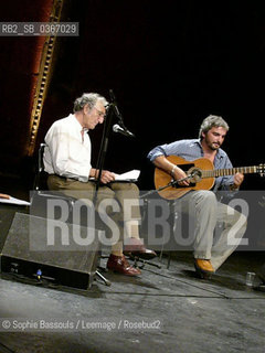 Serge Rezvani chante ses chansons accompagne a la guitare pae Amaury Canovas-Filliard (Canauvas Filliard), 14 juin 2004  ©Sophie Bassouls/Leemage/Rosebud2