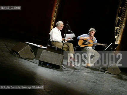 Serge Rezvani chante ses chansons accompagne a la guitare pae Amaury Canovas-Filliard (Canauvas Filliard), 14 juin 2004  ©Sophie Bassouls/Leemage/Rosebud2