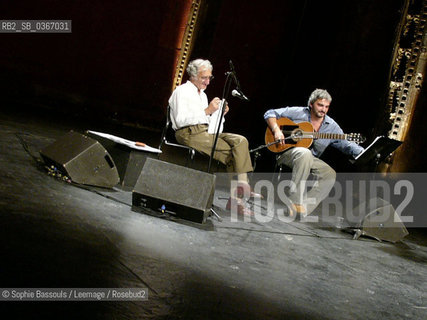 Serge Rezvani chante ses chansons accompagne a la guitare pae Amaury Canovas-Filliard (Canauvas Filliard), 14 juin 2004  ©Sophie Bassouls/Leemage/Rosebud2