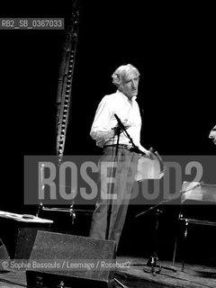 Serge Rezvani chante ses chansons accompagne a la guitare pae Amaury Canovas-Filliard (Canauvas Filliard), 14 juin 2004  ©Sophie Bassouls/Leemage/Rosebud2