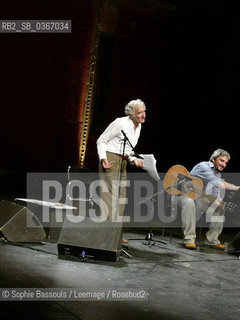 Serge Rezvani chante ses chansons accompagne a la guitare pae Amaury Canovas-Filliard (Canauvas Filliard), 14 juin 2004  ©Sophie Bassouls/Leemage/Rosebud2