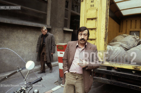 27 Mar 1979 --- Writer Gunter Grass next to Truck  ©Sophie Bassouls/Leemage/Rosebud2