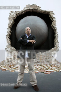 .Dante Ferretti,scenografo, premio Oscar, autore della scenografia alle sue spalle, tratta dal film di Federico Fellini Prova dOrchestra del 1979 rivisitata in occasione della 64°Mostra Internazionale dArte Cinematografica di Venezia. .28-09-2007, Lido di Venezia. ©Lucia Gardin/Rosebud2