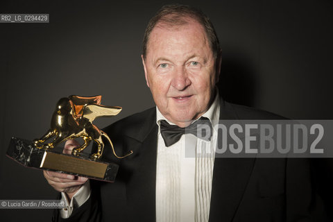 Roy Andersson;.LEONE D’ORO per il miglior film a:.EN DUVA SATT PÅ EN GREN OCH FUNDERADE PÅ TILLVARON.(A PIGEON SAT ON A BRANCH REFLECTING ON EXISTENCE).di Roy Andersson (Svezia, Germania, Norvegia, Francia) ©Lucia Gardin/Rosebud2