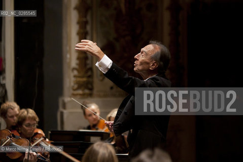 conductor Claudio Abbado with Mahler Chamber orchestra Ferrara Teatro Comunale 2007 ©Marco Nirmal Caselli/Rosebud2