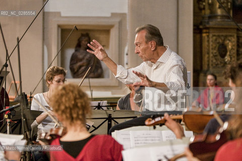 conductor Claudio Abbado with Mozart Orchestra  Bologna Chiesa di Santa Cristina 2009 Progetto Gian Battista Pergolesi ©Marco Nirmal Caselli/Rosebud2