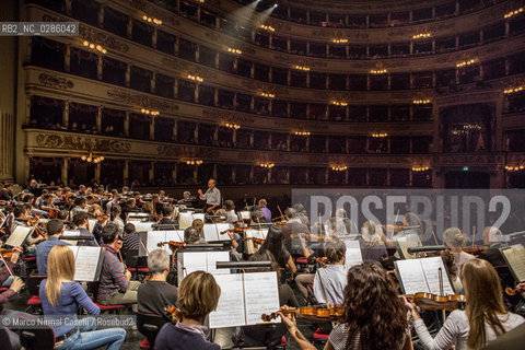 conductor Claudio Abbado with Mahler Chamber orchestra Ferrara Teatro Comunale 2007 ©Marco Nirmal Caselli/Rosebud2