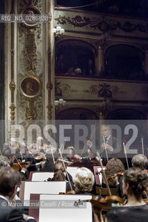 STAGIONE 2012/2013 FERRARA MUSICA   Concerto straordinario per la città di Ferrara.Domenica 23 settembre 2012.Teatro Comunale di Ferrara..LUCERNE FESTIVAL ORCHESTRA.MAURIZIO POLLINI, pianoforte/piano.CLAUDIO ABBADO, direttore/conductor ©Marco Nirmal Caselli/Rosebud2