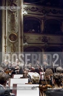 STAGIONE 2012/2013 FERRARA MUSICA   Concerto straordinario per la città di Ferrara.Domenica 23 settembre 2012.Teatro Comunale di Ferrara..LUCERNE FESTIVAL ORCHESTRA.MAURIZIO POLLINI, pianoforte/piano.CLAUDIO ABBADO, direttore/conductor ©Marco Nirmal Caselli/Rosebud2