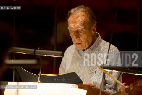 Claudio Abbado prove inaugurazione AUDITORIUM DEL CASTELLO LAquila 05_10_2012 LAuditorium del Parco, anche noto come Auditorium del Castello in virtù della sua collocazione, è un complesso ad uso musicale e teatrale situato allAquila, allinterno del parco del Forte spagnolo. Nato da unidea di Claudio Abbado e progettato dallarchitetto Renzo Piano, è stato realizzato grazie al contributo della provincia autonoma di Trento in segno di solidarietà dopo le distruzioni del terremoto del 2009. ©Marco Nirmal Caselli/Rosebud2