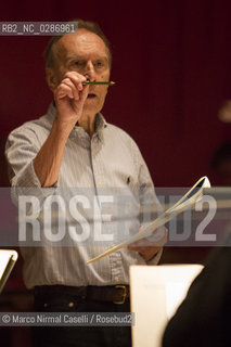 Claudio Abbado prove inaugurazione AUDITORIUM DEL CASTELLO LAquila 05_10_2012 LAuditorium del Parco, anche noto come Auditorium del Castello in virtù della sua collocazione, è un complesso ad uso musicale e teatrale situato allAquila, allinterno del parco del Forte spagnolo. Nato da unidea di Claudio Abbado e progettato dallarchitetto Renzo Piano, è stato realizzato grazie al contributo della provincia autonoma di Trento in segno di solidarietà dopo le distruzioni del terremoto del 2009. ©Marco Nirmal Caselli/Rosebud2
