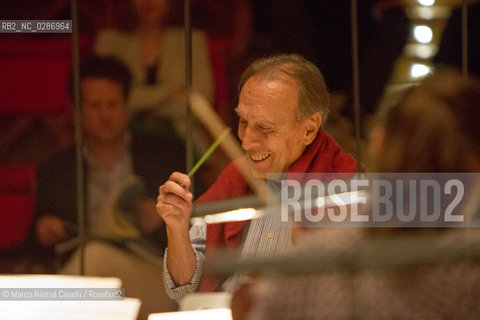 Claudio Abbado prove inaugurazione AUDITORIUM DEL CASTELLO LAquila 05_10_2012 LAuditorium del Parco, anche noto come Auditorium del Castello in virtù della sua collocazione, è un complesso ad uso musicale e teatrale situato allAquila, allinterno del parco del Forte spagnolo. Nato da unidea di Claudio Abbado e progettato dallarchitetto Renzo Piano, è stato realizzato grazie al contributo della provincia autonoma di Trento in segno di solidarietà dopo le distruzioni del terremoto del 2009. ©Marco Nirmal Caselli/Rosebud2