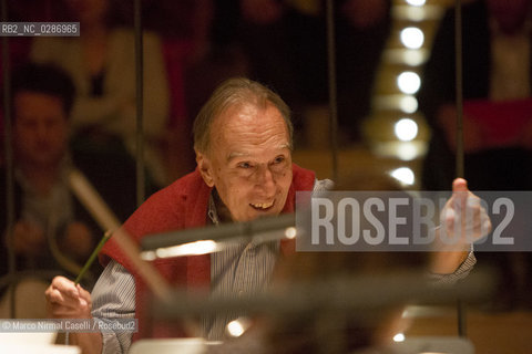 Claudio Abbado prove inaugurazione AUDITORIUM DEL CASTELLO LAquila 05_10_2012 LAuditorium del Parco, anche noto come Auditorium del Castello in virtù della sua collocazione, è un complesso ad uso musicale e teatrale situato allAquila, allinterno del parco del Forte spagnolo. Nato da unidea di Claudio Abbado e progettato dallarchitetto Renzo Piano, è stato realizzato grazie al contributo della provincia autonoma di Trento in segno di solidarietà dopo le distruzioni del terremoto del 2009. ©Marco Nirmal Caselli/Rosebud2