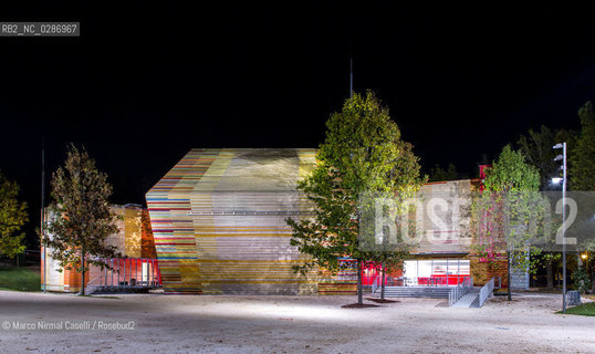 LAuditorium del Parco, anche noto come Auditorium del Castello in virtù della sua collocazione, è un complesso ad uso musicale e teatrale situato allAquila, allinterno del parco del Forte spagnolo. Nato da unidea di Claudio Abbado e progettato dallarchitetto Renzo Piano, è stato realizzato grazie al contributo della provincia autonoma di Trento in segno di solidarietà dopo le distruzioni del terremoto del 2009. ©Marco Nirmal Caselli/Rosebud2