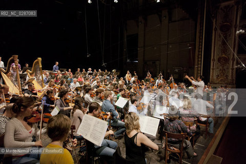 LAuditorium del Parco, anche noto come Auditorium del Castello in virtù della sua collocazione, è un complesso ad uso musicale e teatrale situato allAquila, allinterno del parco del Forte spagnolo. Nato da unidea di Claudio Abbado e progettato dallarchitetto Renzo Piano, è stato realizzato grazie al contributo della provincia autonoma di Trento in segno di solidarietà dopo le distruzioni del terremoto del 2009. ©Marco Nirmal Caselli/Rosebud2