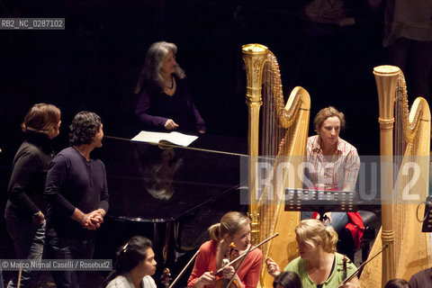 MAHLER CHAMBER ORCHESTRA.ORCHESTRA MOZART.CLAUDIO ABBADO, direttore.MARTHA ARGERICH, pianoforte.Estonian Philharmonic Chamber Choir  14/04/2011 Ferrara Teatro Comunale ©Marco Nirmal Caselli/Rosebud2