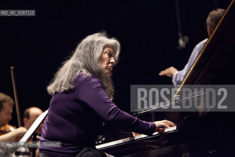 MAHLER CHAMBER ORCHESTRA.ORCHESTRA MOZART.CLAUDIO ABBADO, direttore.MARTHA ARGERICH, pianoforte.Estonian Philharmonic Chamber Choir  14/04/2011 Ferrara Teatro Comunale ©Marco Nirmal Caselli/Rosebud2