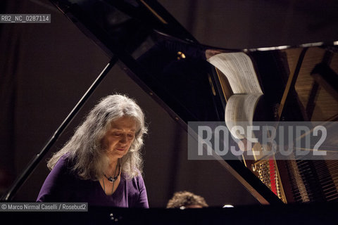 MAHLER CHAMBER ORCHESTRA.ORCHESTRA MOZART.CLAUDIO ABBADO, direttore.MARTHA ARGERICH, pianoforte.Estonian Philharmonic Chamber Choir  14/04/2011 Ferrara Teatro Comunale ©Marco Nirmal Caselli/Rosebud2