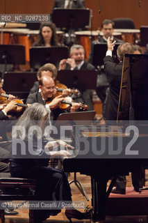 Giovedì 21 aprile 2011 - Roma, Auditorium Parco della Musica (Accademia Nazionale di Santa Cecilia).ORCHESTRA MOZART.MAHLER CHAMBER ORCHESTRA.ESTONIAN PHILHARMONIC CHAMBER CHOIR.CLAUDIO ABBADO direttore.MARTHA ARGERICH pianoforte ©Marco Nirmal Caselli/Rosebud2